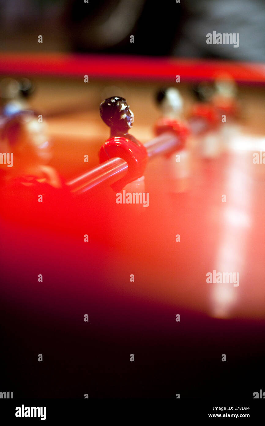 Une table verticale noire clairement ciblé sur une figure du football de table rouge est visible avant le début d'un jeu. Banque D'Images