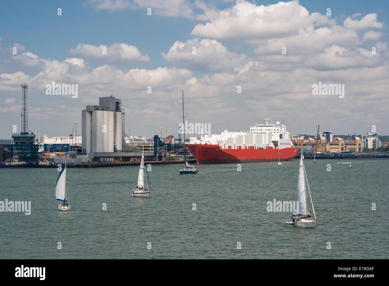 MV Tampa, roll on / roll off container ship docks de Southampton, en Angleterre. Banque D'Images
