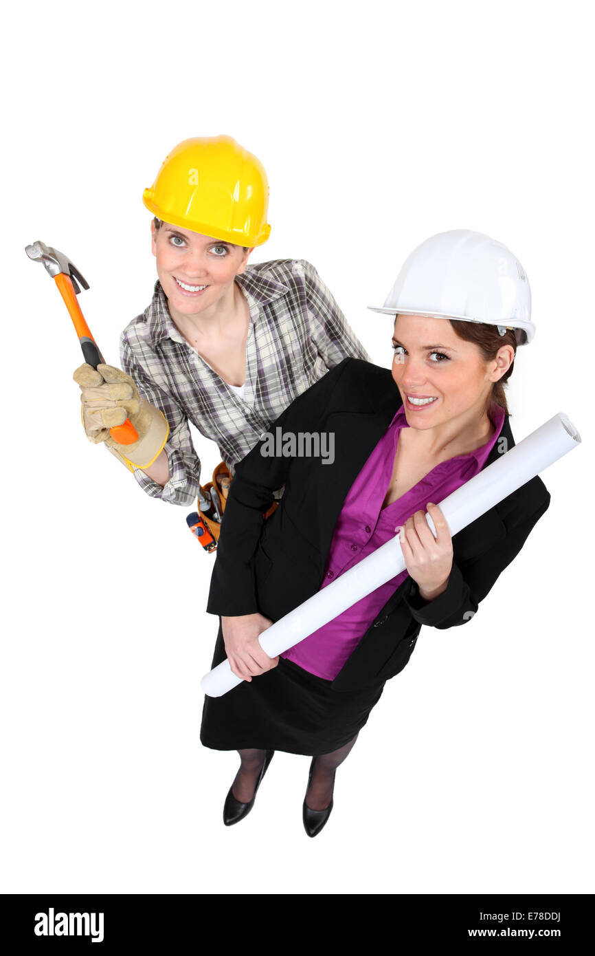 Capture d'un grand angle d'un tradeswoman debout à côté d'un ingénieur Banque D'Images