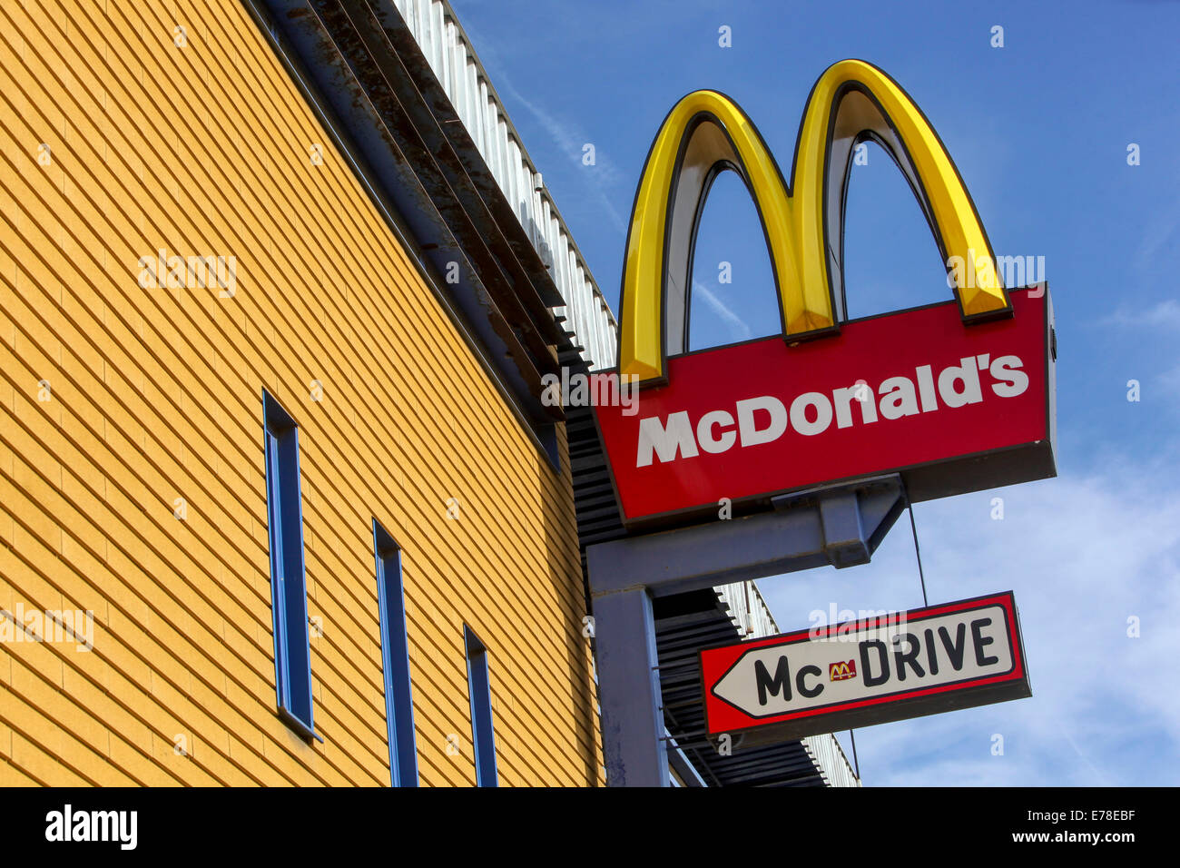Mcdonalds sign and logo against blue sky Banque de photographies et d