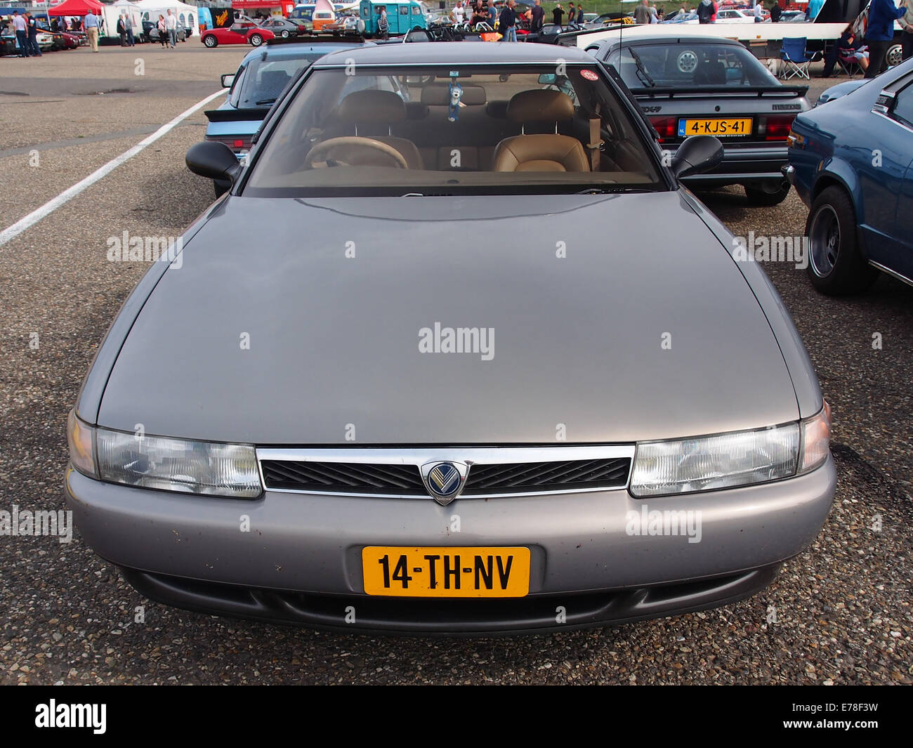 Une Eunos Cosmo 1990 avec licence 14-TH-NV, présentant son design élégant et sa technologie de pointe pour son époque, représentant la contribution de Mazda au marché des voitures de sport de luxe. Banque D'Images