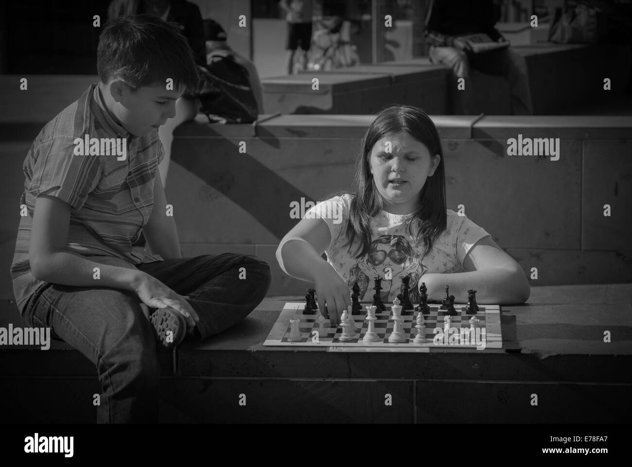 Les jeunes frère et Sœur jouant aux échecs Banque D'Images