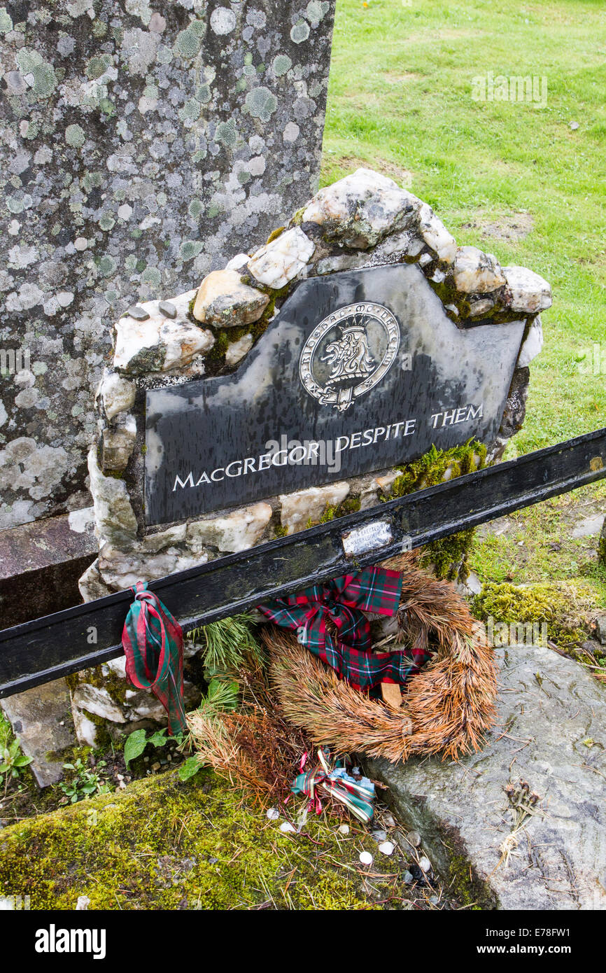 La Tombe de Rob Roy dans le hameau de Balquhidder Loch Voilà ci-dessus dans le Loch Lomond et les Trossachs National Park nr Glasgow Ecosse Banque D'Images