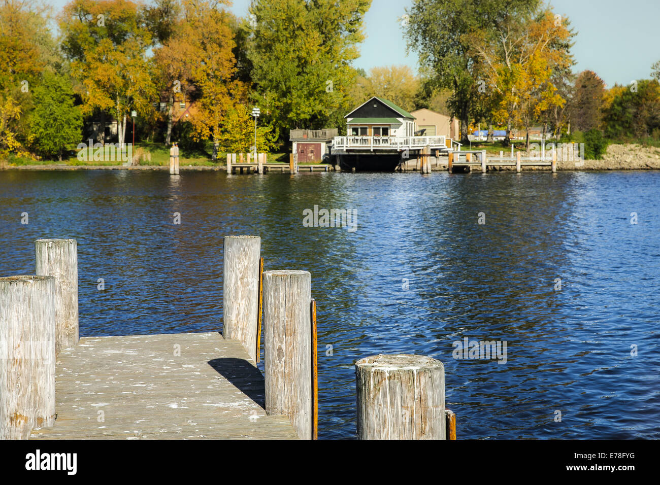 Debout sur un quai, à la recherche à travers une rivière à la fin de l'été / début de l'automne. Wolf River dans le Wisconsin, USA. Banque D'Images