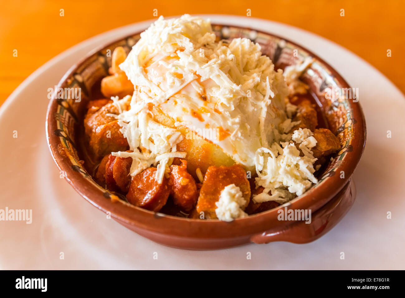 Tochitura est un plat traditionnel roumain à base de bœuf et de porc servi avec des œufs et de la polenta. Banque D'Images