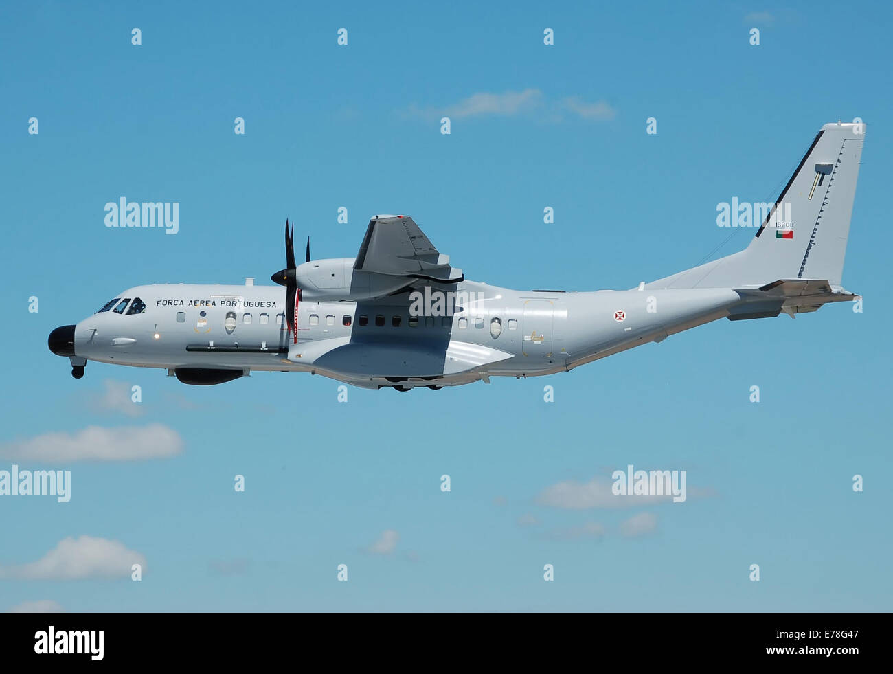 Armée de l'Air portugaise CASA C-295 (code 16708) arrive à RAF Fairford, Gloucestershire, Angleterre, le 10 juillet 2014, pour le Royal International Air Tattoo. Banque D'Images