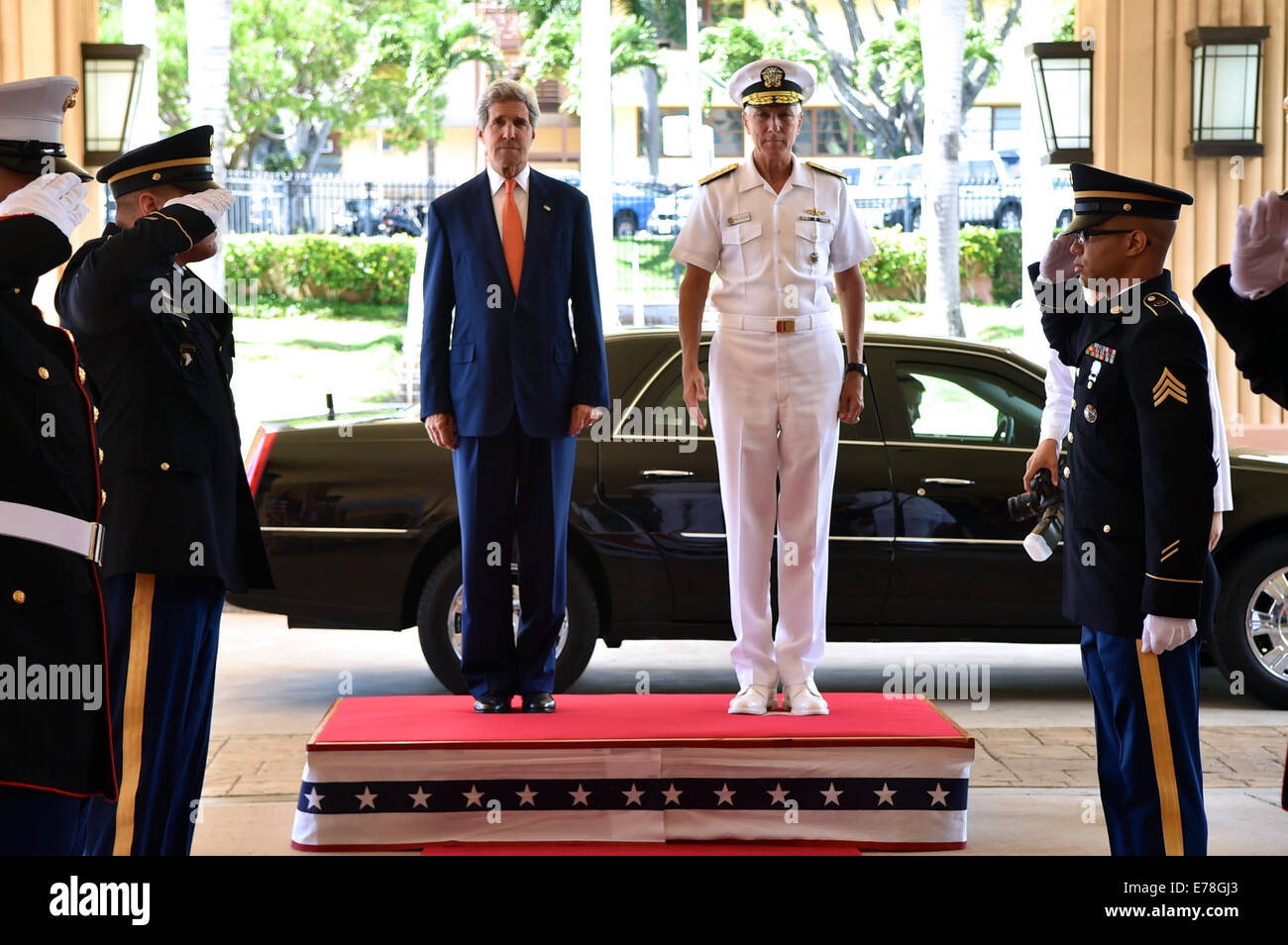 Kerry secrétaire, l'amiral Locklear se tiennent devant sur la garde d'honneur au Quartier général du Commandement du Pacifique à Hawaii la secrétaire d'État des États-Unis, Joh Banque D'Images