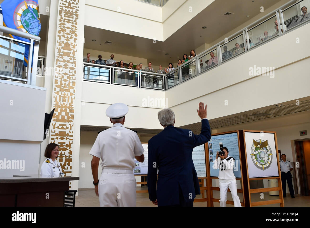 Kerry reconnaît au Secrétaire personnel du Commandement du Pacifique des États-Unis à Hawaii le secrétaire d'Etat John Kerry waves au personnel comme il Banque D'Images