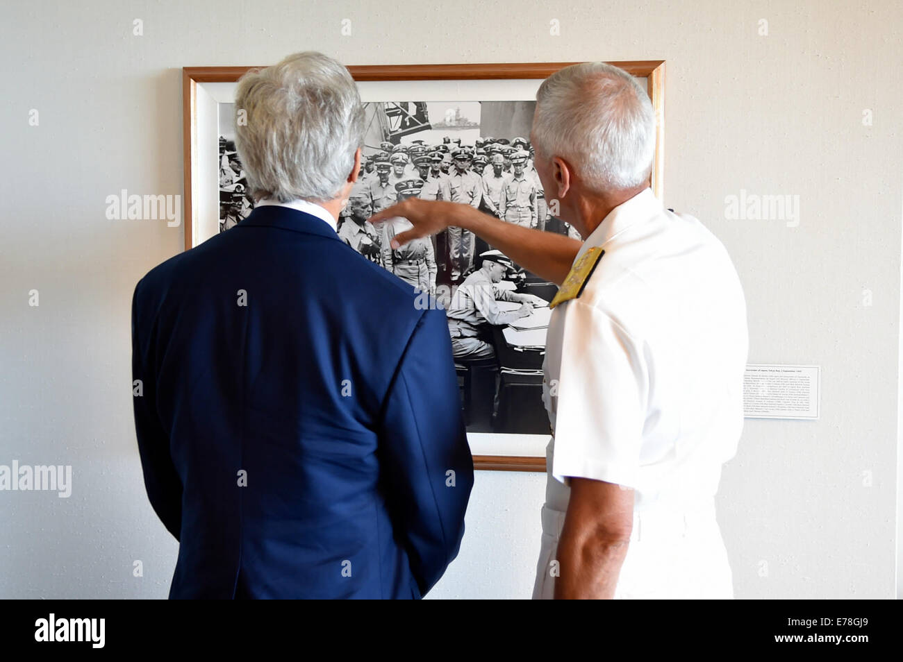 L'amiral Locklear met en lumière la seconde guerre mondiale, prédécesseurs de secrétaire Kerry, Quartier général du Commandement du Pacifique des visites de la Marine américaine à Hawaï Banque D'Images