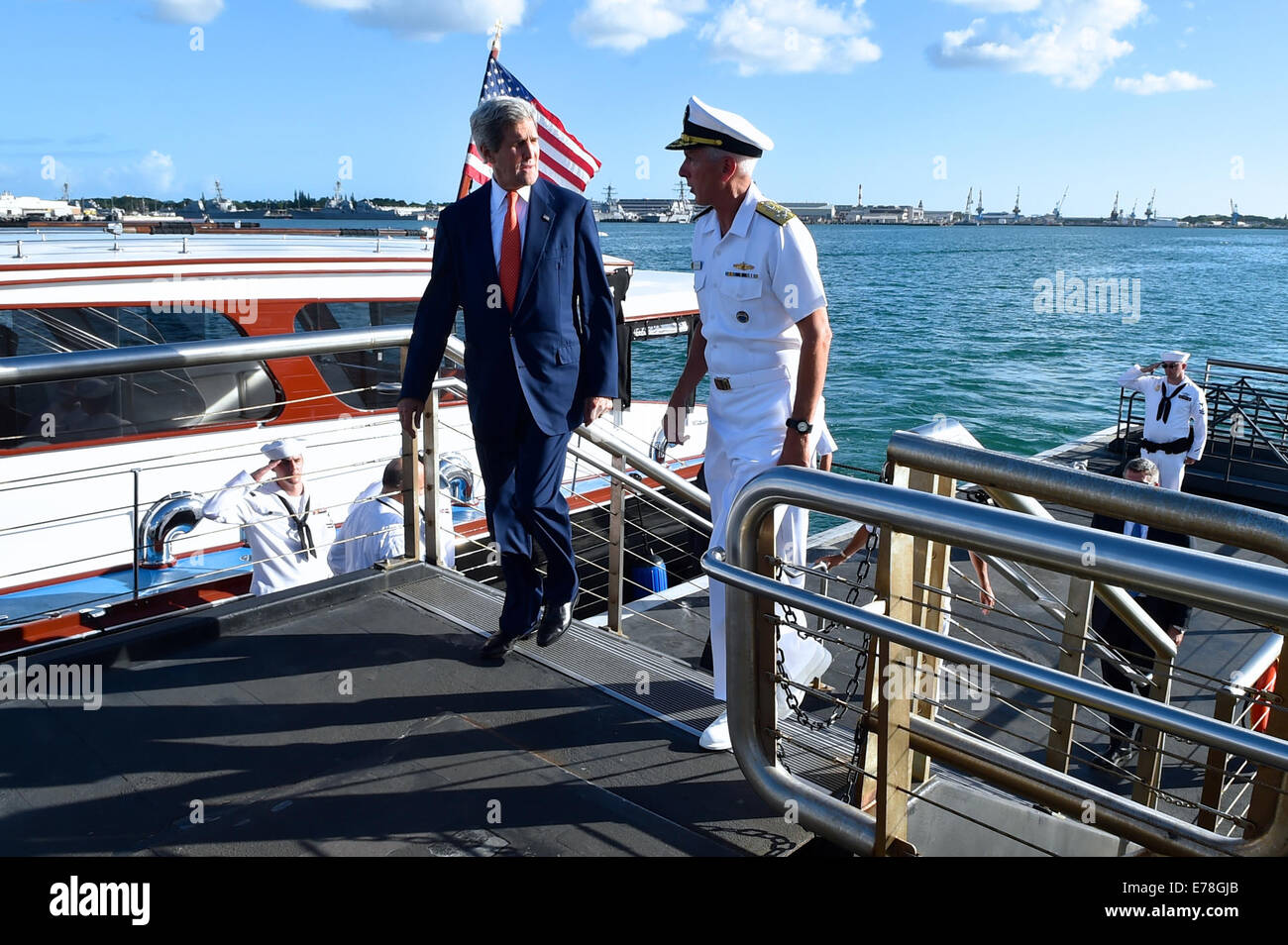 Kerry secrétaire, l'amiral Locklear arrivent à USS Arizona Memorial à Pearl Harbor Site Secrétaire d'État américain John Kerry et le U.S Banque D'Images