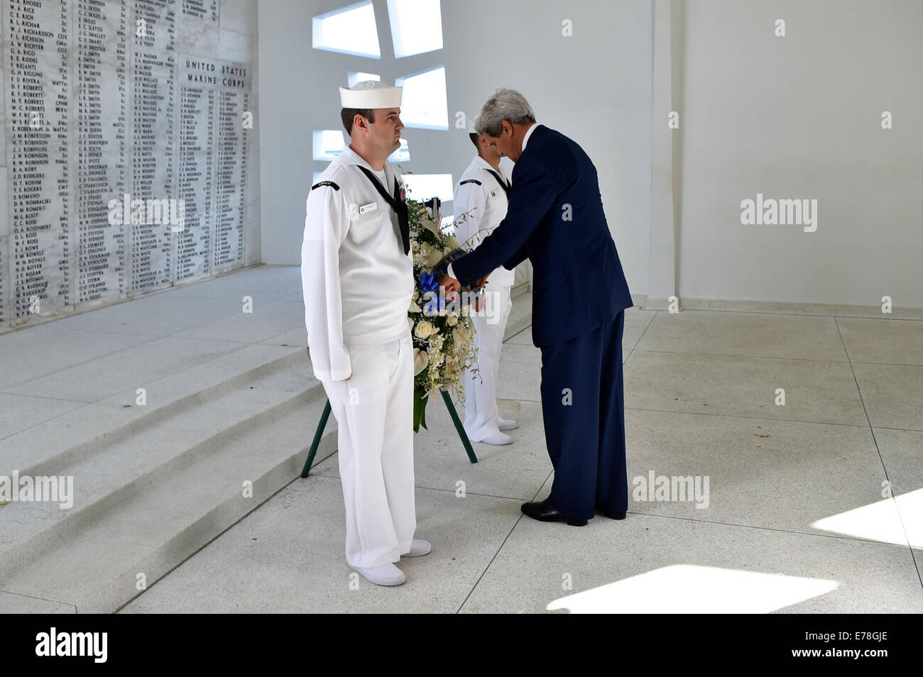 Une couronne à Kerry Secrétaire USS Arizona Memorial à Pearl Harbor Site Secrétaire d'État américain John Kerry, dépose une couronne de fleurs au Banque D'Images