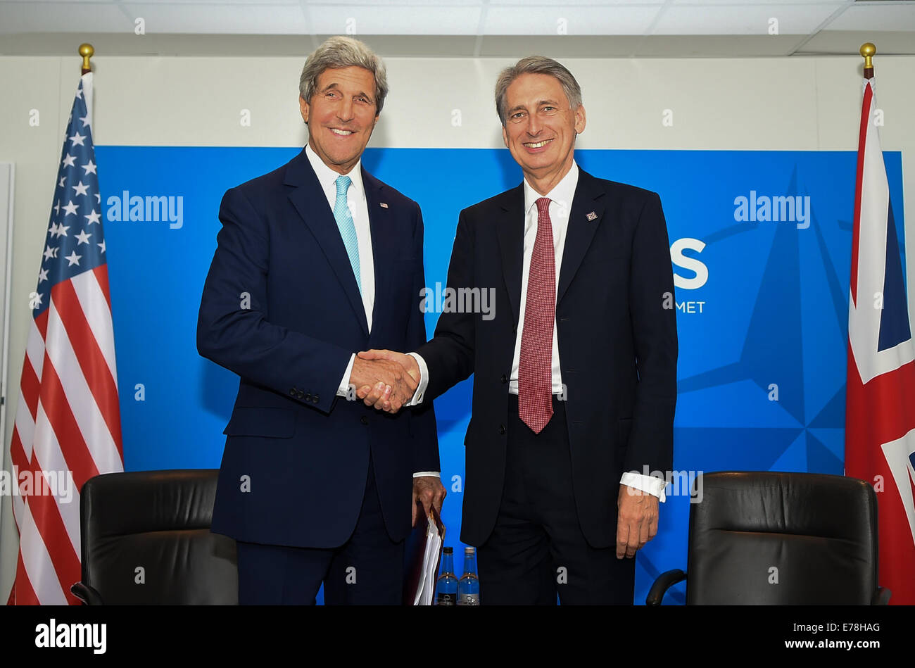 Kerry, secrétaire des Affaires étrangères britannique Hammond se serrent la main avant Réunion au sommet de l'OTAN dans le pays de Galles la secrétaire d'État des États-Unis, Jo Banque D'Images