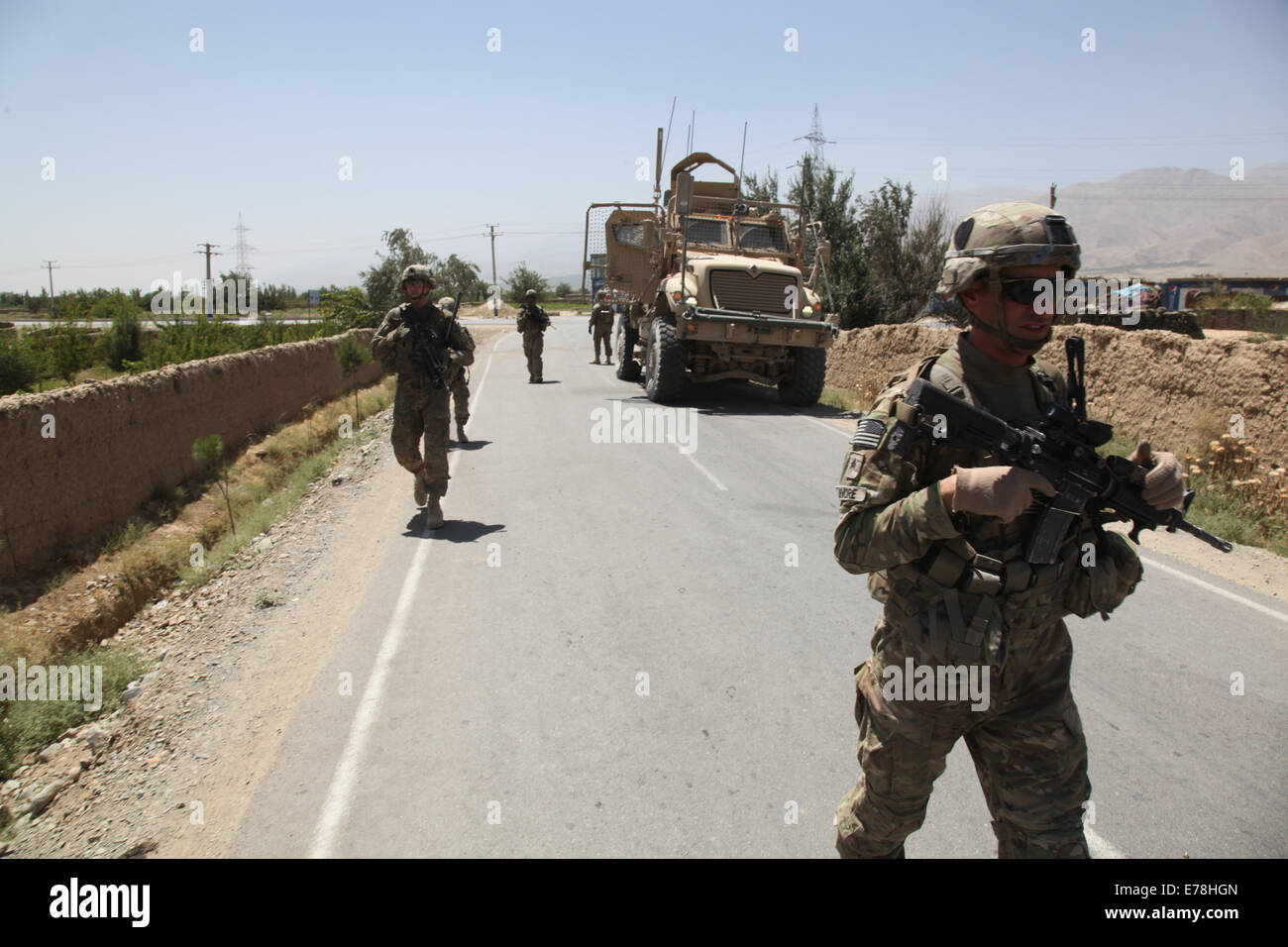 Des soldats américains avec peloton rouge, Apache Troop, 1er Escadron, 75e Régiment de cavalerie, 2e Brigade Combat Team, 101e Airborne patrouillent le long de la route 1 dans la province de Parwan, à l'Afghanistan, le 11 août, 2014. Les soldats ont mené la patrouille dans un effort de ga Banque D'Images