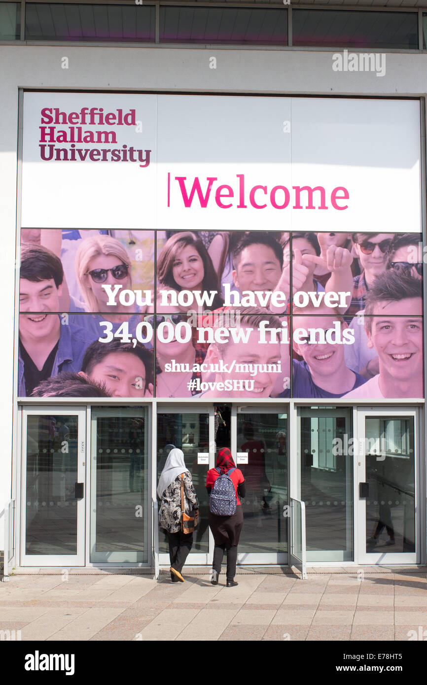 Deux étudiants musulmans entrant dans l'Université Sheffield Hallam à Sheffield South Yorkshire Banque D'Images