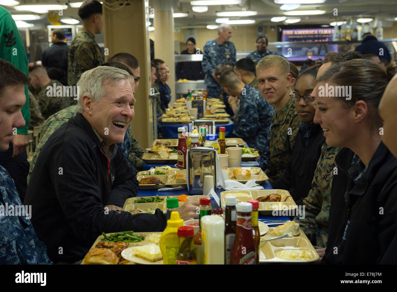 Le secrétaire américain à la Marine Ray Mabus, a gauche, le dîner avec les marins et soldats à bord du navire d'assaut amphibie USS America (LHA 6) puisqu'il passe le détroit de Magellan le 19 août 2014. Le nouveau navire d'assaut amphibie USS rang Nord (LH Banque D'Images