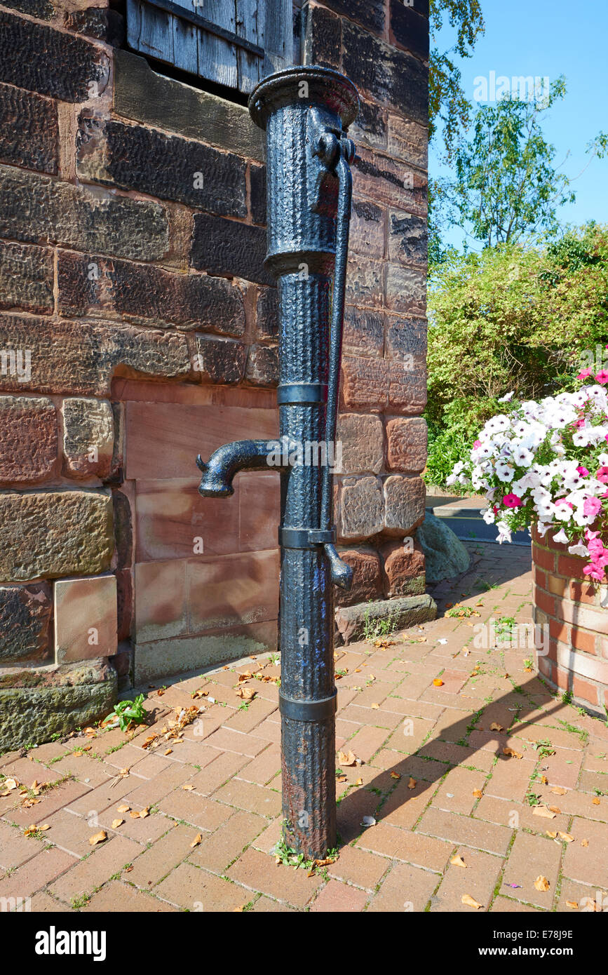 Bâtiment de tête de conduit et pompe pour l'eau potable des villes construit en 1736 Market Place Cannock Staffordshire UK Banque D'Images