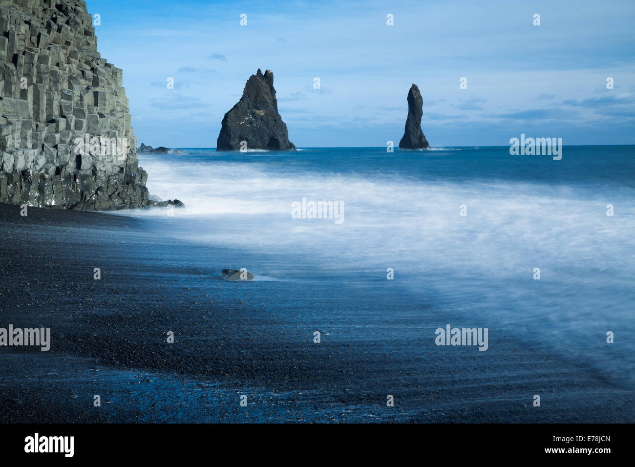 Les colonnes basaltiques de Reynisdrangar et la plage de sable noir de Reynisfjara qui jouit près du village de Vík í Mýrdal, le sud de l'Islande Banque D'Images