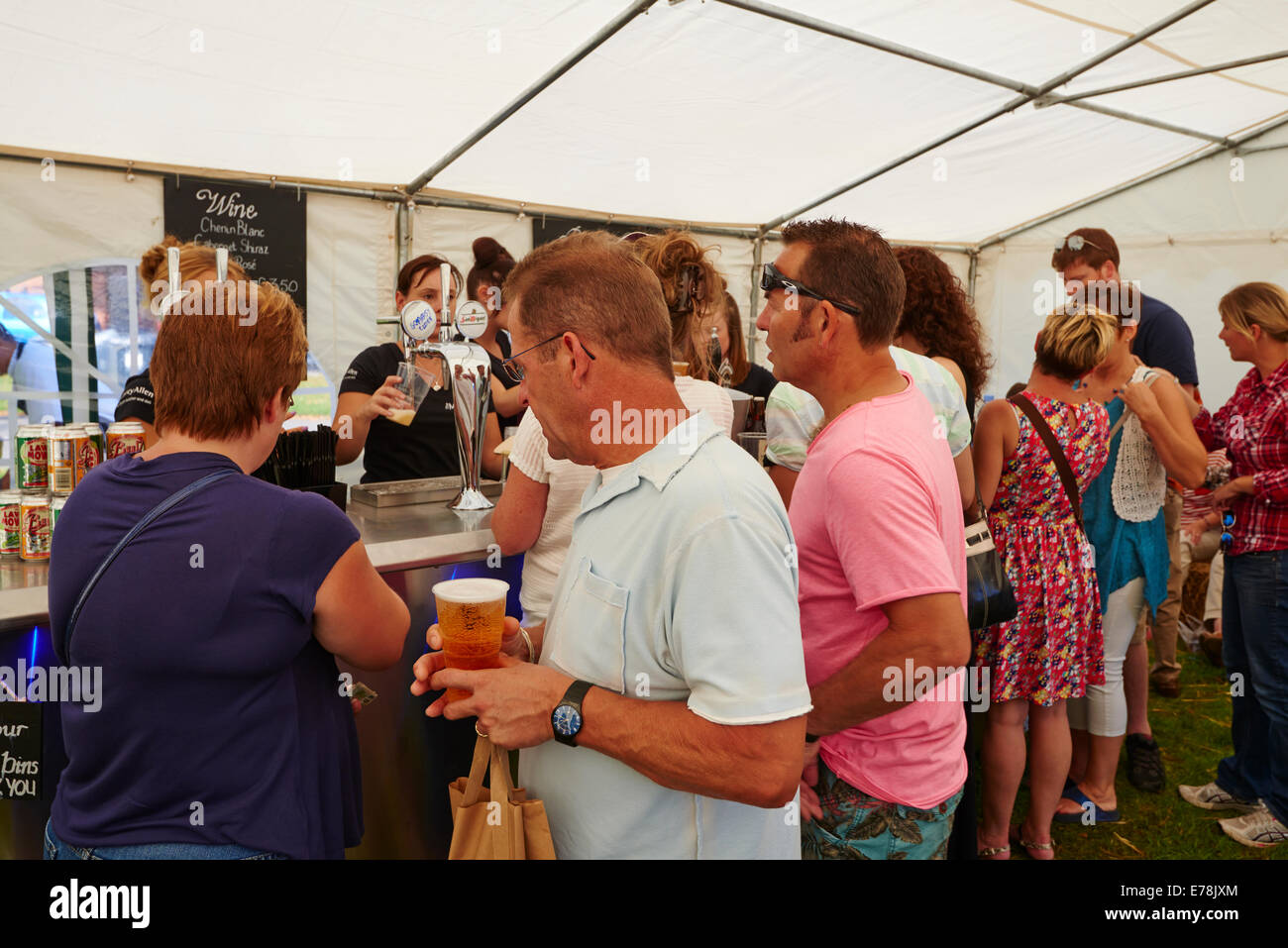 L'intérieur du porc et de la tente à bière Pub Hop au Festival des aliments et boissons Leamington Spa Warwickshire UK Banque D'Images