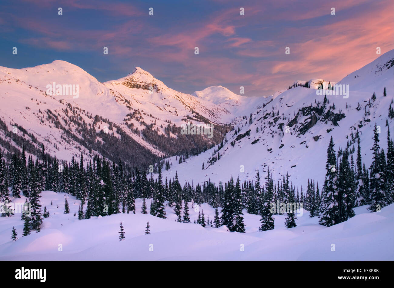 Hiver coloré coucher de soleil sur les montagnes de la côte, du bassin du Marriott British Columbia Canada Banque D'Images