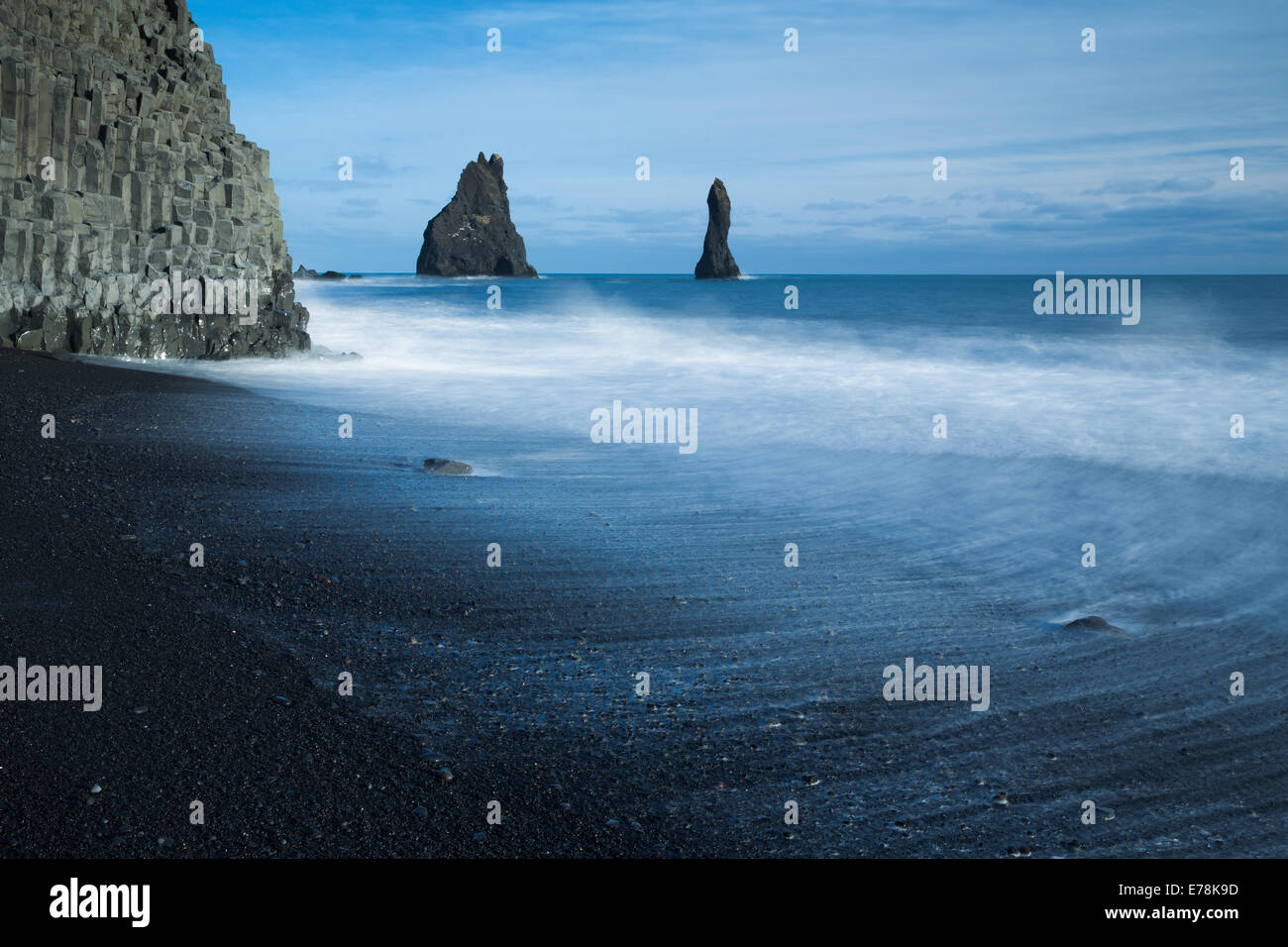 Les colonnes basaltiques de Reynisdrangar et la plage de sable noir de Reynisfjara qui jouit près du village de Vík í Mýrdal, le sud de l'Islande Banque D'Images