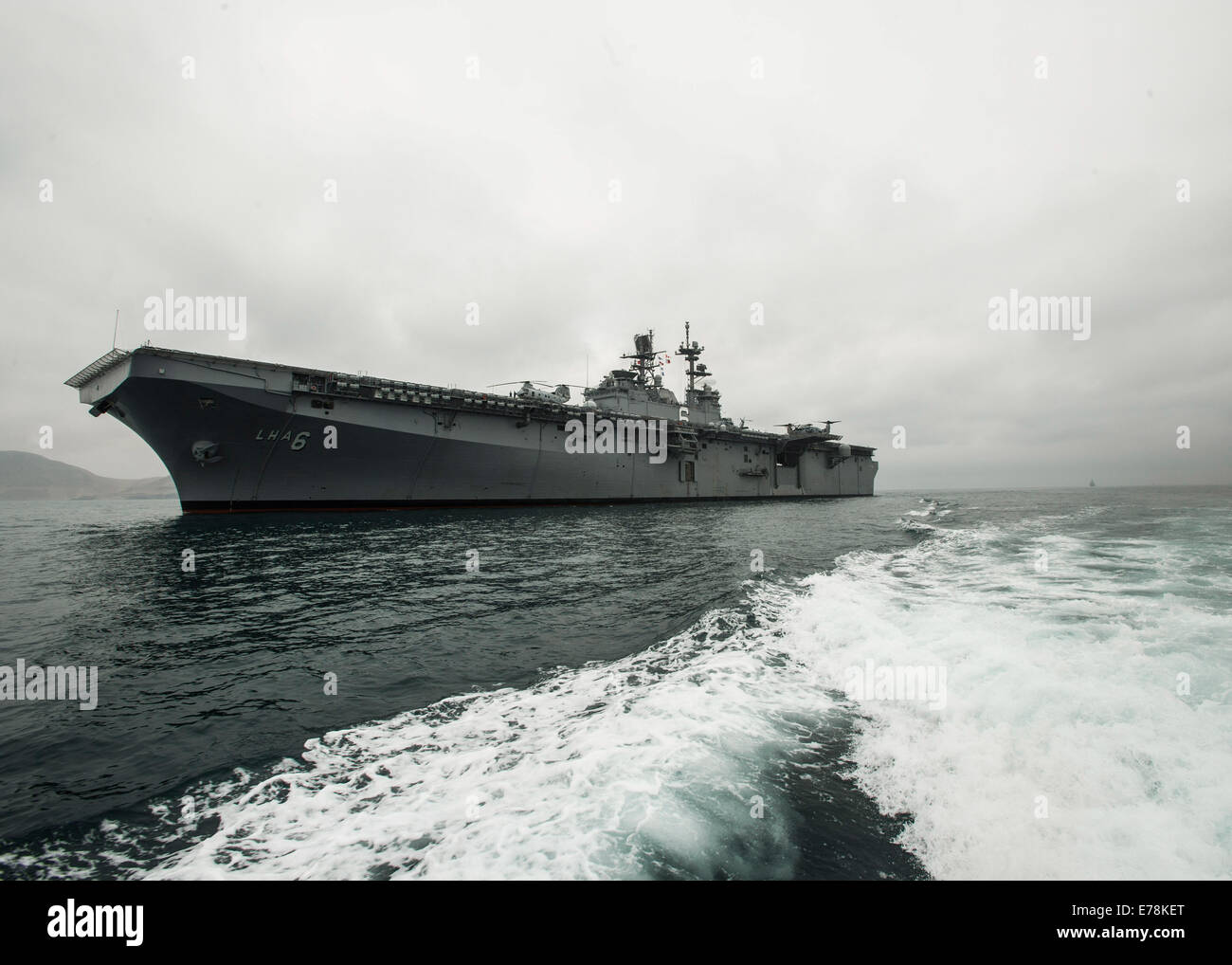 L'assaut amphibie USS America (LHA 6) se prépare à l'ancre au large de la côte de Callao, Pérou, le 31 août 2014. L'Amérique est engagée dans une mission d'effectuer des missions de formation avec les pays partenaires dans les Amériques avant de signaler à son nouveau domicile por Banque D'Images