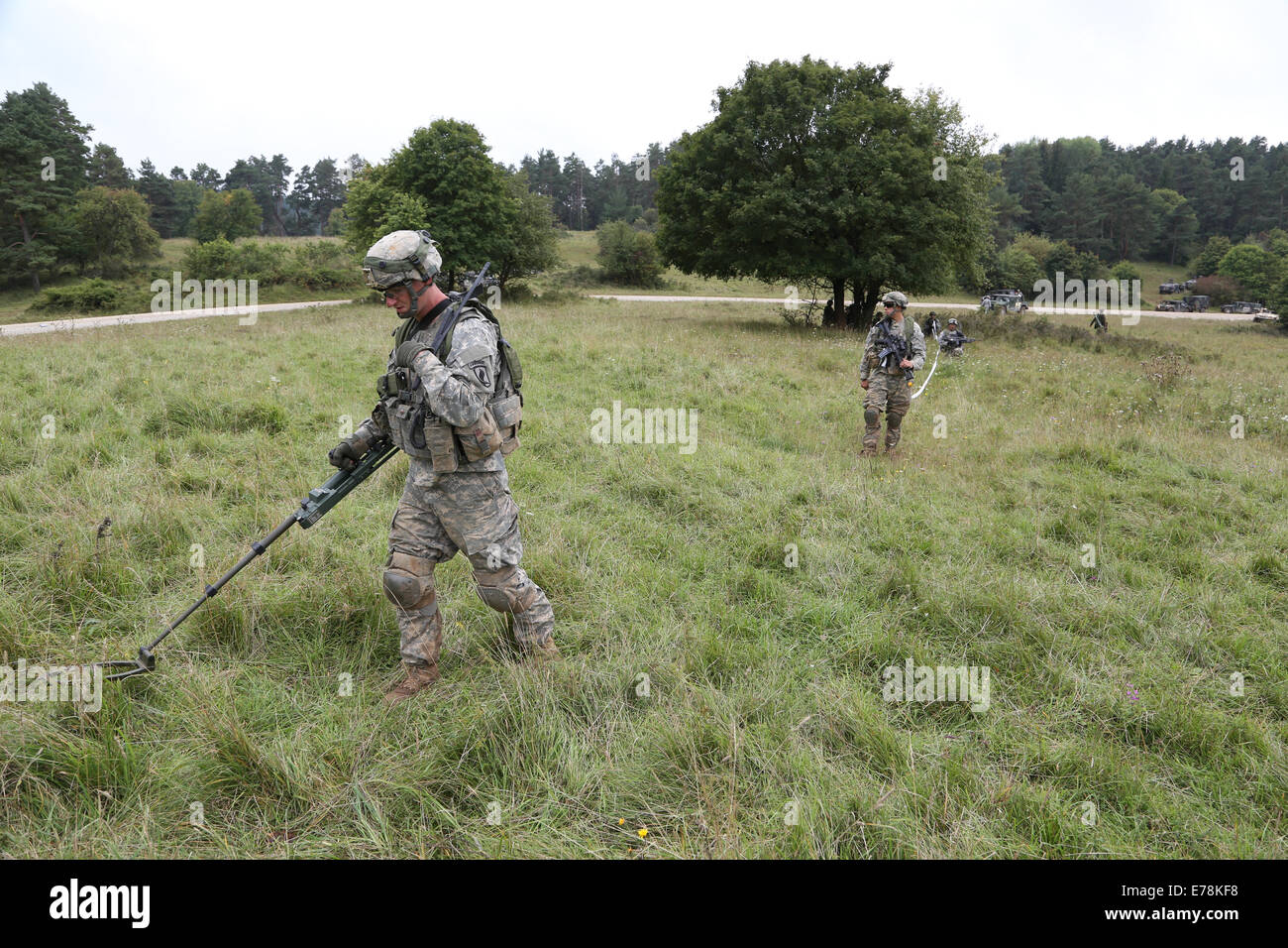 Un soldat américain avec la 173e Airborne Brigade Combat Team utiliser un détecteur de métal pour déplacer en toute sécurité grâce à une simulation de champ de mines le 2 septembre 2014, lors de la sortie de Sabre 2014 au Centre de préparation interarmées multinationale à Hohenfels, Allemagne. Junction est un sabre Banque D'Images