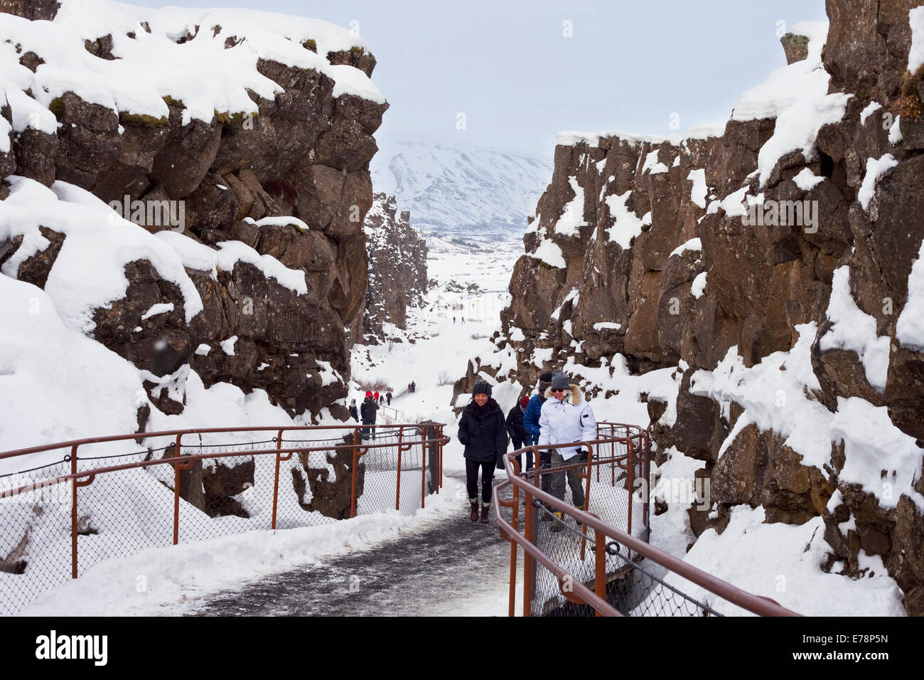 Les touristes d'explorer le terrain difficile sur un chemin enneigé, l'Islande Thingvellir ; Banque D'Images