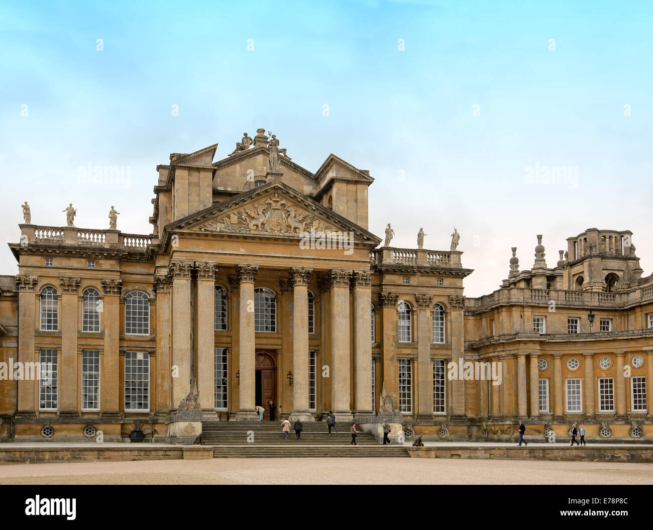 Vue avant de Blenheim Palace, l'immense patrimoine de l'UNESCO énumérés English 18e siècle demeure seigneuriale de style gothique under blue sky Banque D'Images