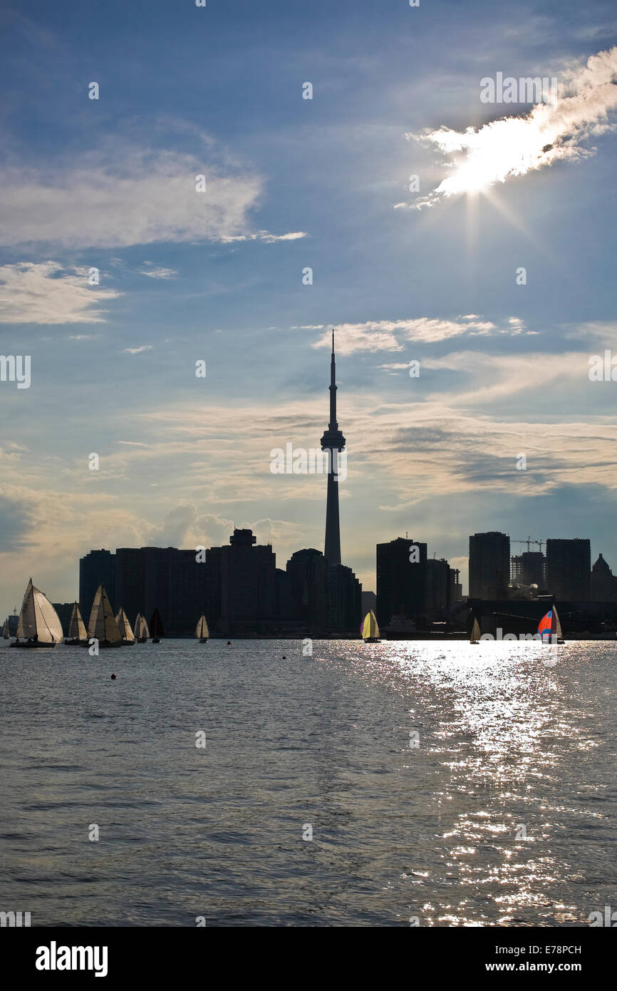 Silhouette de centre-ville de Toronto à partir du lac Ontario contre le soleil avec un contraste élevé et des yachts Banque D'Images