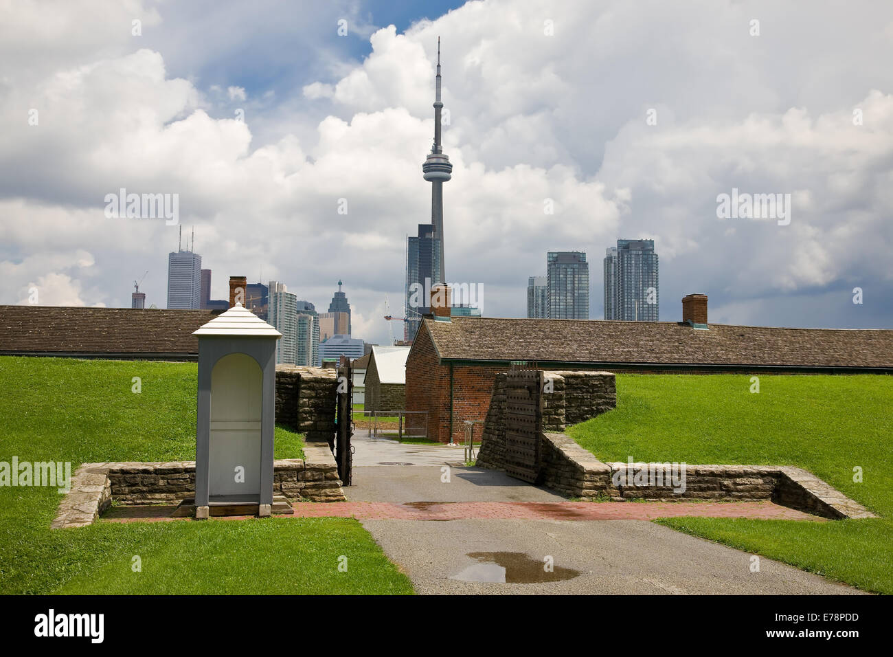 Vue sur le centre-ville de Toronto à partir de Fort York avec nuages orageux dans l'arrière-plan Banque D'Images