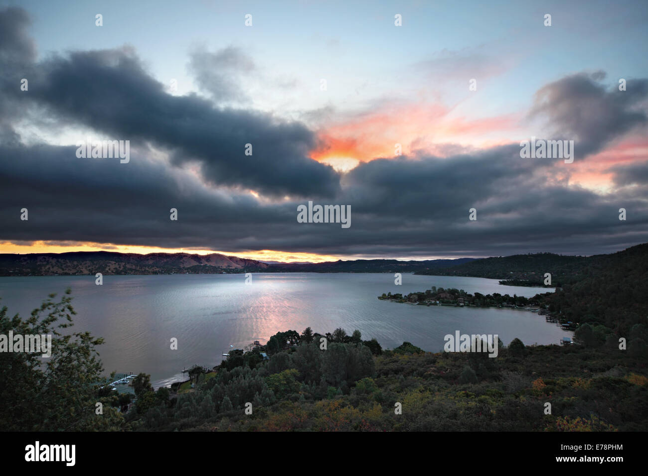 Lever du soleil sur le lac clair avec les nuages de tempête Banque D'Images