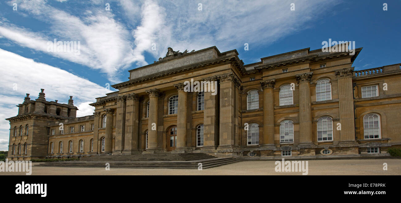 Le Palais de Blenheim, l'immense patrimoine de l'UNESCO énumérés English 18e siècle demeure seigneuriale de style gothique under blue sky Banque D'Images