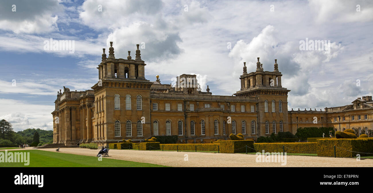 Blenheim Palace, immense patrimoine mondial du 18e siècle demeure seigneuriale entourée de pelouses et sous ciel bleu en Angleterre Banque D'Images