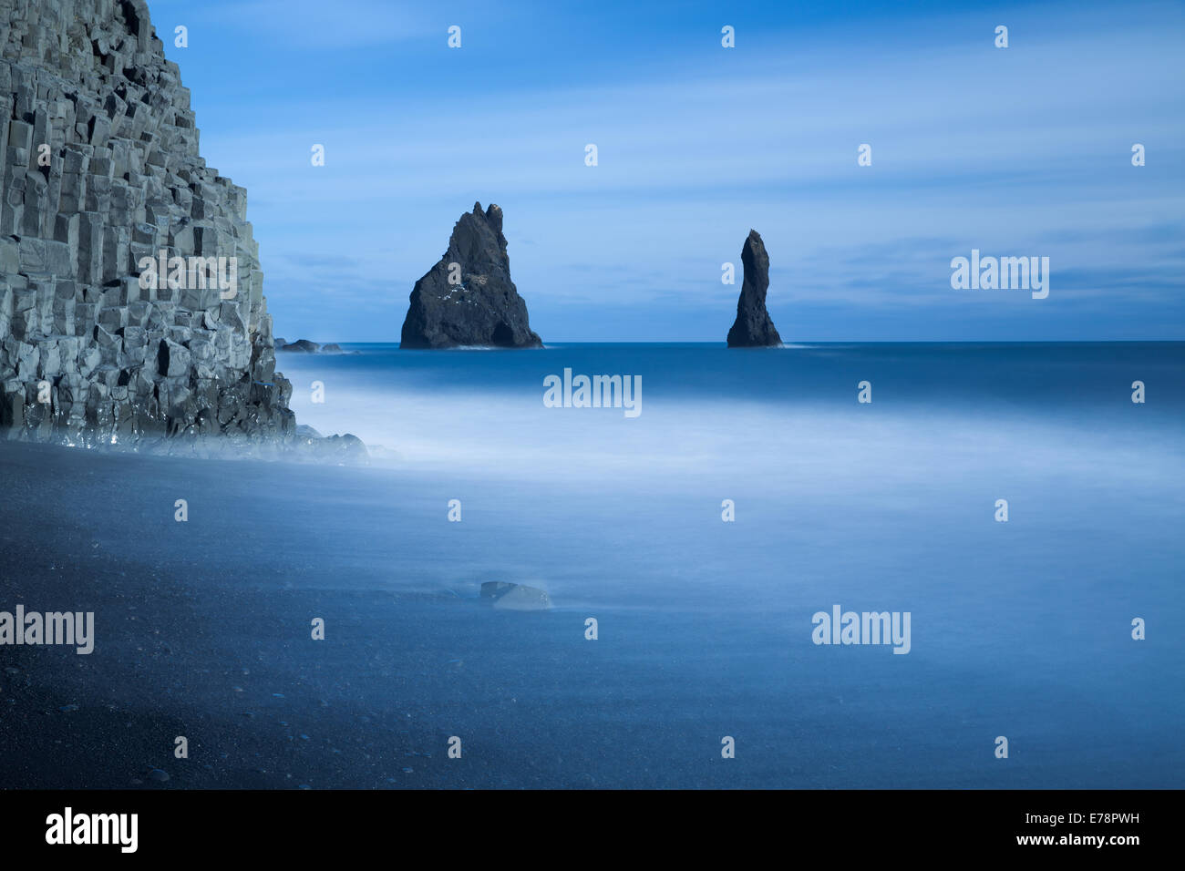 Les colonnes basaltiques de Reynisdrangar et la plage de sable noir de Reynisfjara qui jouit près du village de Vík í Mýrdal, le sud de l'Islande Banque D'Images Les colonnes basaltiques de Reynisdrangar et la plage de sable noir de Reynisfjara qui jouit près du village de Vík í Mýrdal, le sud de l'Islande Banque D'Images