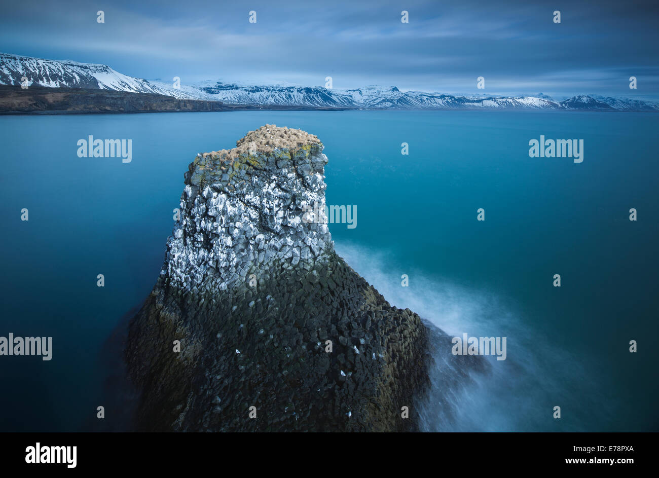 Une pile de mer de rayures le guano de mouettes tridactyles et de fulmars boréaux, nr Arnastapi, Péninsule de Snæfellsnes, l'ouest de l'Islande Banque D'Images Une pile de mer de rayures le guano de mouettes tridactyles et de fulmars boréaux, nr Arnastapi, Péninsule de Snæfellsnes, l'ouest de l'Islande Banque D'Images