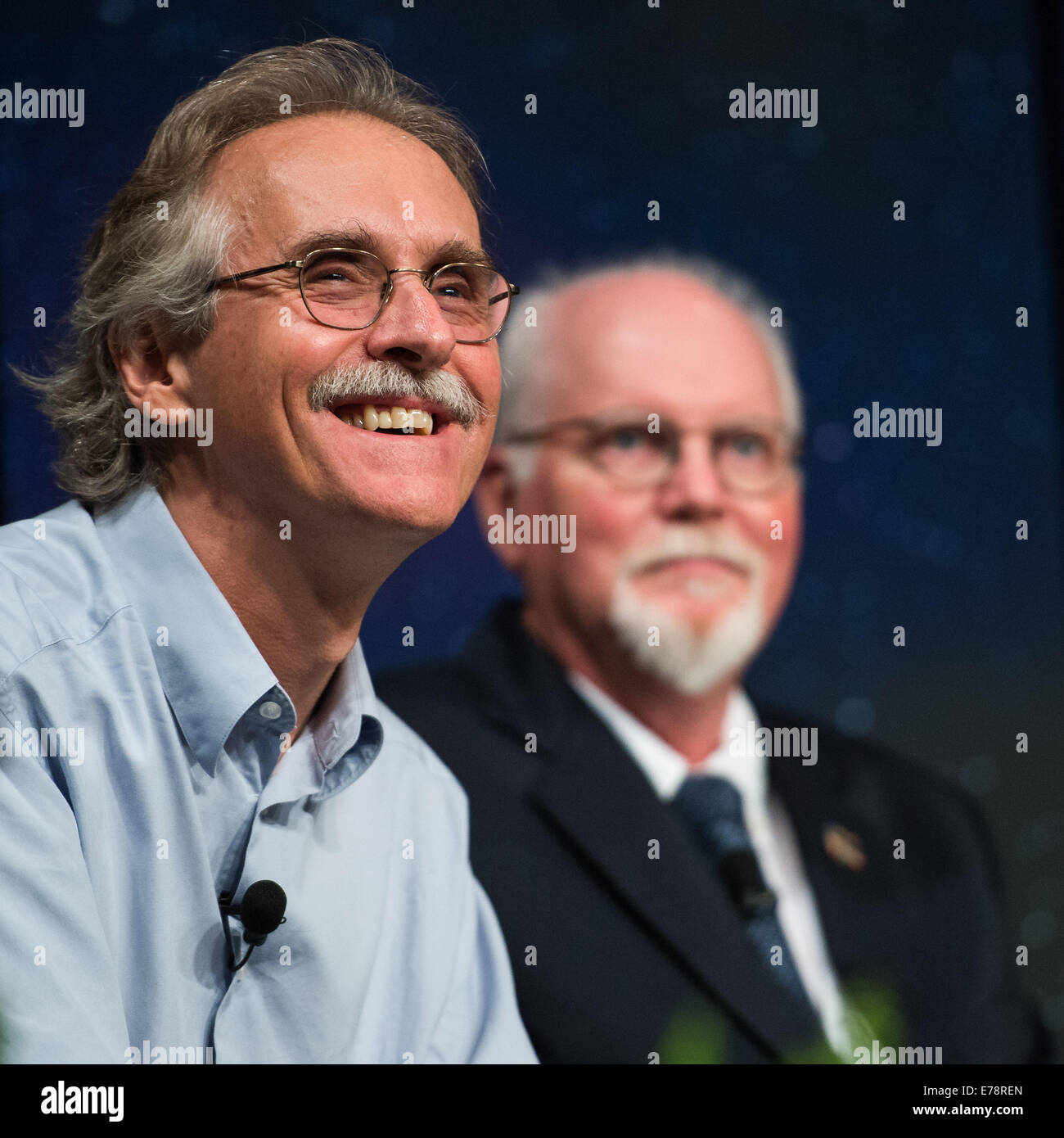 Le Dr John Spencer, scientifique principal à l'Institut de recherche sud-ouest, répond à une question du public au cours d'une discussion en groupe à la "New Horizons de la NASA Mission Pluton : poursuivre l'héritage de voyager de l'exploration" sur l'événement Lundi, août Banque D'Images