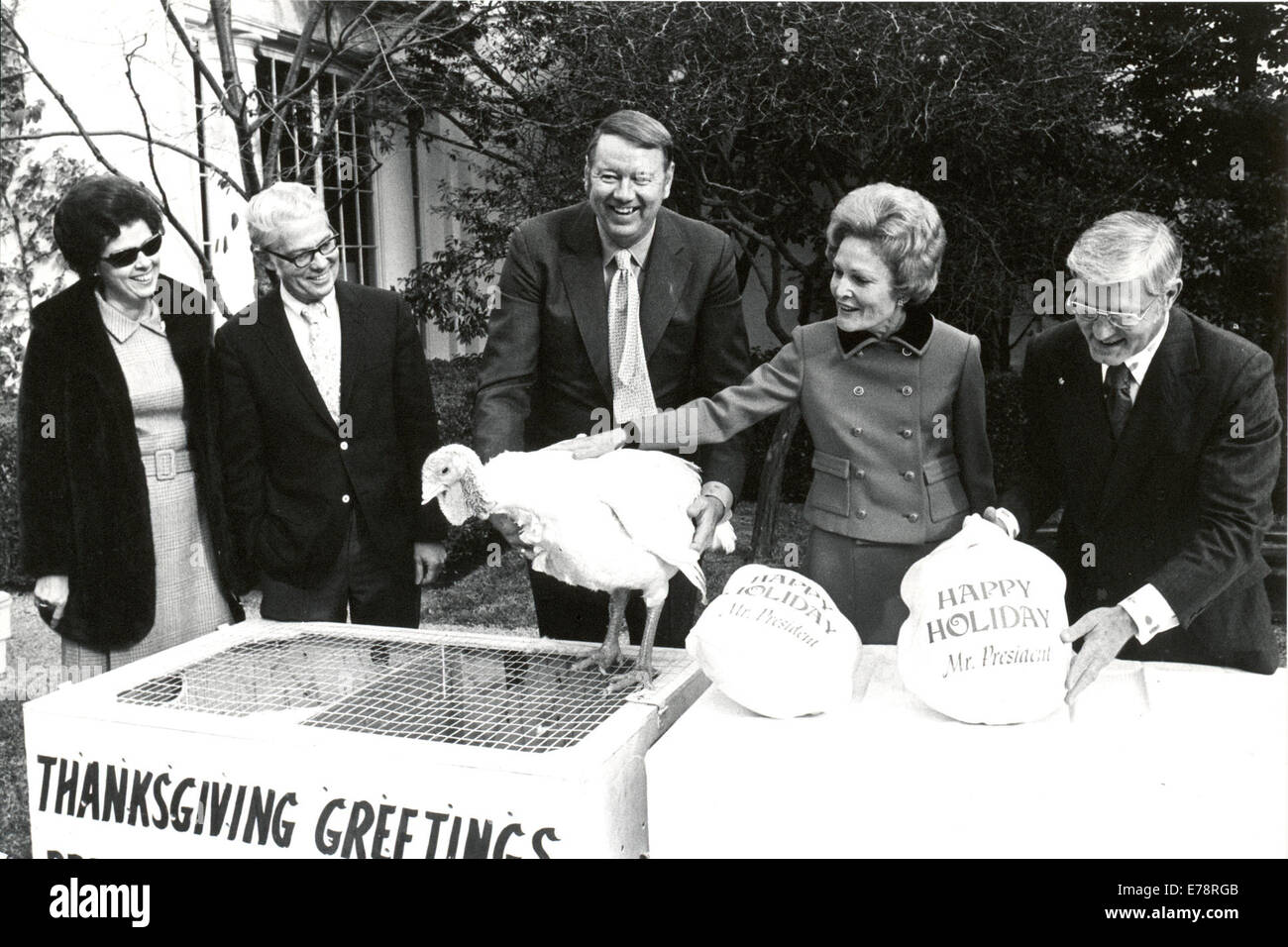Cette photographie montre Pat Nixon recevant le Thanksgiving turkey annuel en direct, une tradition impliquant la famille du président des États-Unis pendant la période des fêtes. Banque D'Images