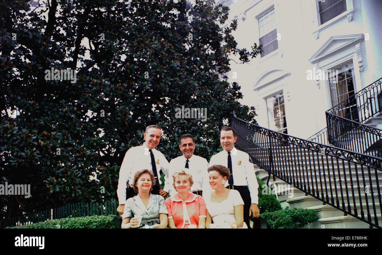 Cette image montre le personnel de la Maison Blanche et des policiers rassemblés autour de la première dame Jacqueline Kennedy à la Maison Blanche. La photographie capture un moment pendant l'administration Kennedy dans les années 1960 Banque D'Images
