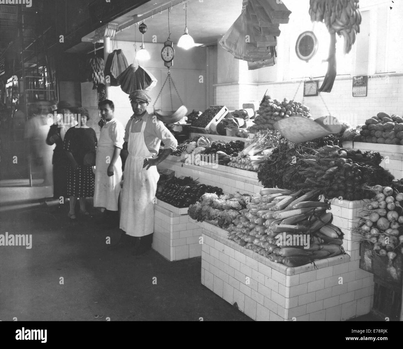 Photographie d'un stand de fruits et légumes dans le centre Banque D'Images