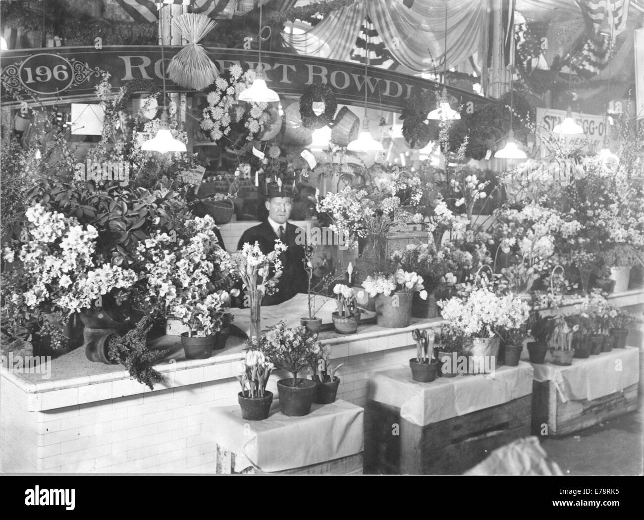 Photo d'un stand de fleurs attrayantes dans centre du marché, Banque D'Images