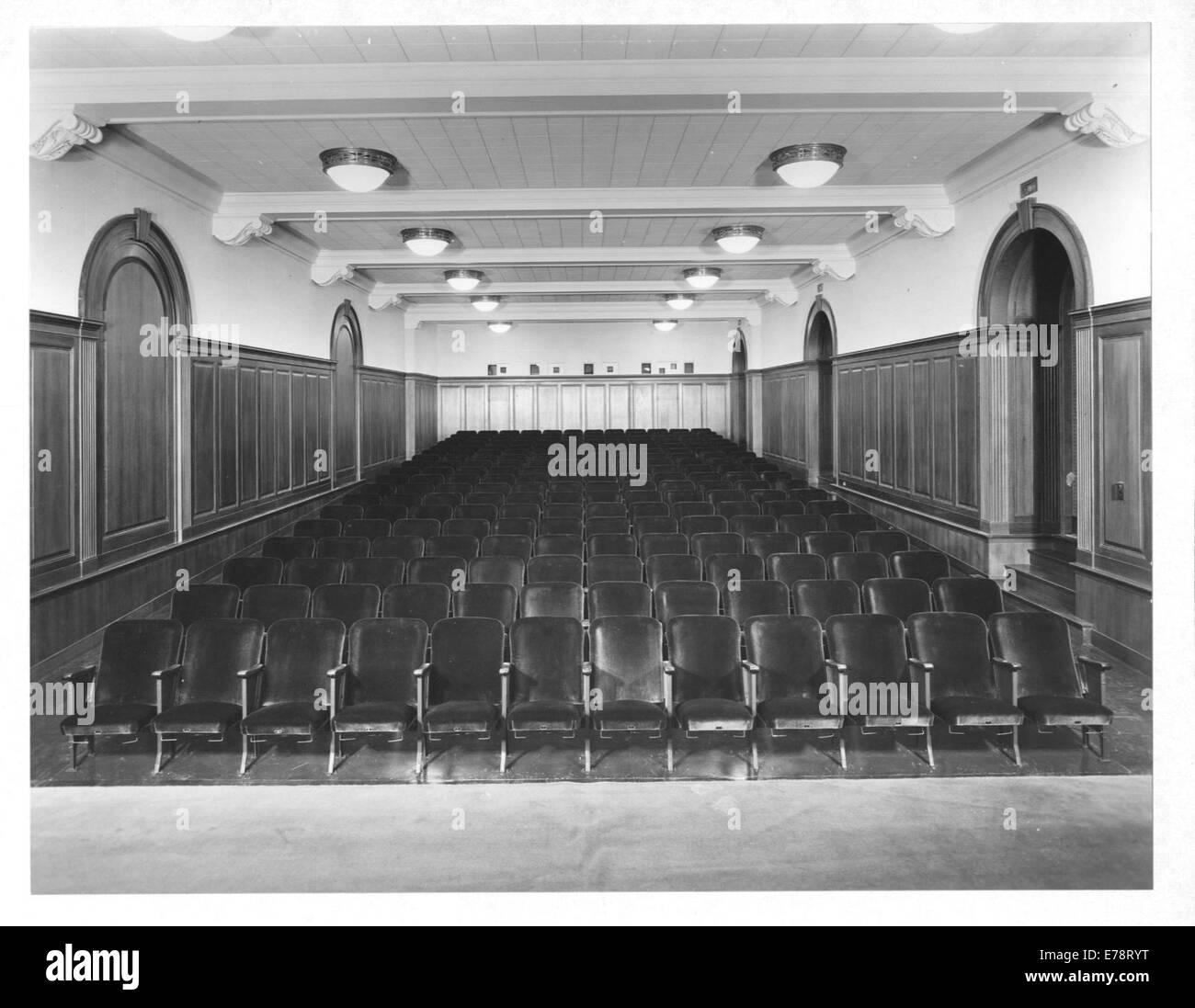 Cette photographie montre l'auditorium et la scène de la Division of Motion Pictures, située à Washington, D.C. elle met en évidence le design intérieur et le cadre de cet important bâtiment gouvernemental au milieu du XXe siècle. Banque D'Images