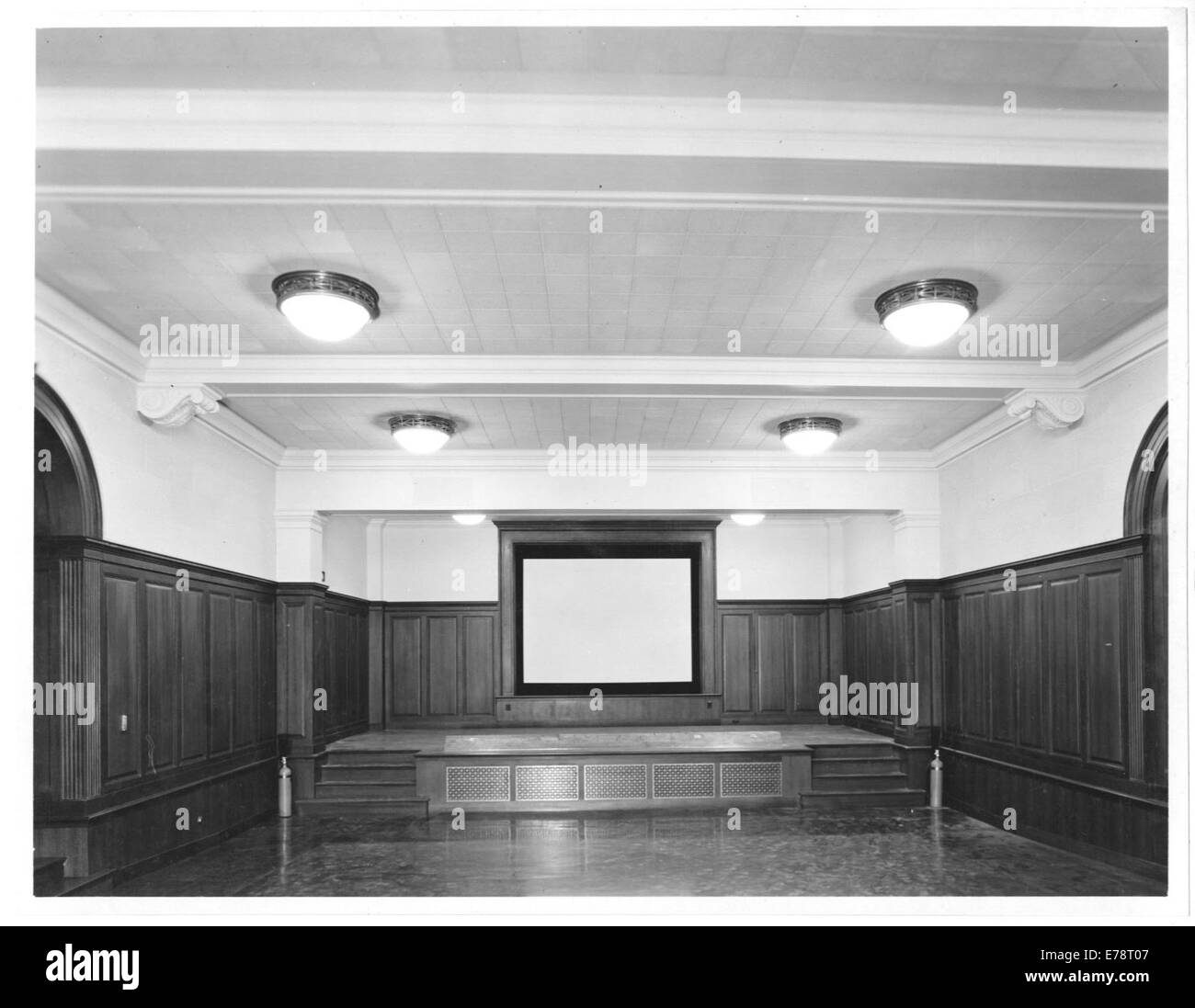 Cette photographie montre la scène de la Division of Motion Pictures Auditorium à Washington, DC, capturant la conception architecturale et l'importance historique de l'emplacement dans le contexte des institutions culturelles américaines. Banque D'Images