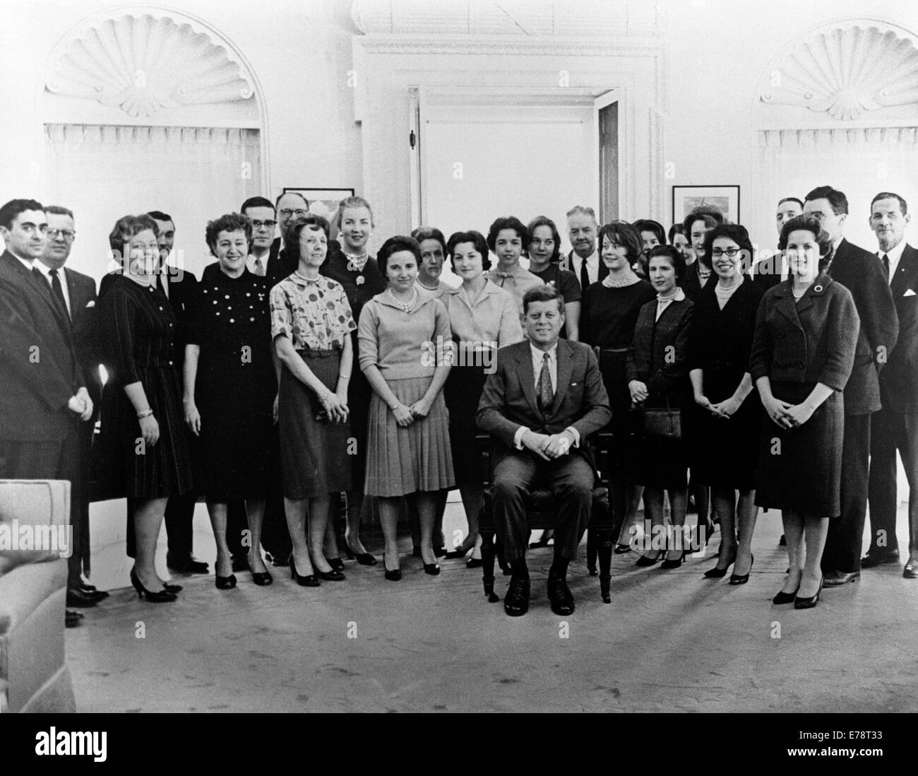 Le président John F Kennedy avec son personnel de la Maison Blanche Banque D'Images