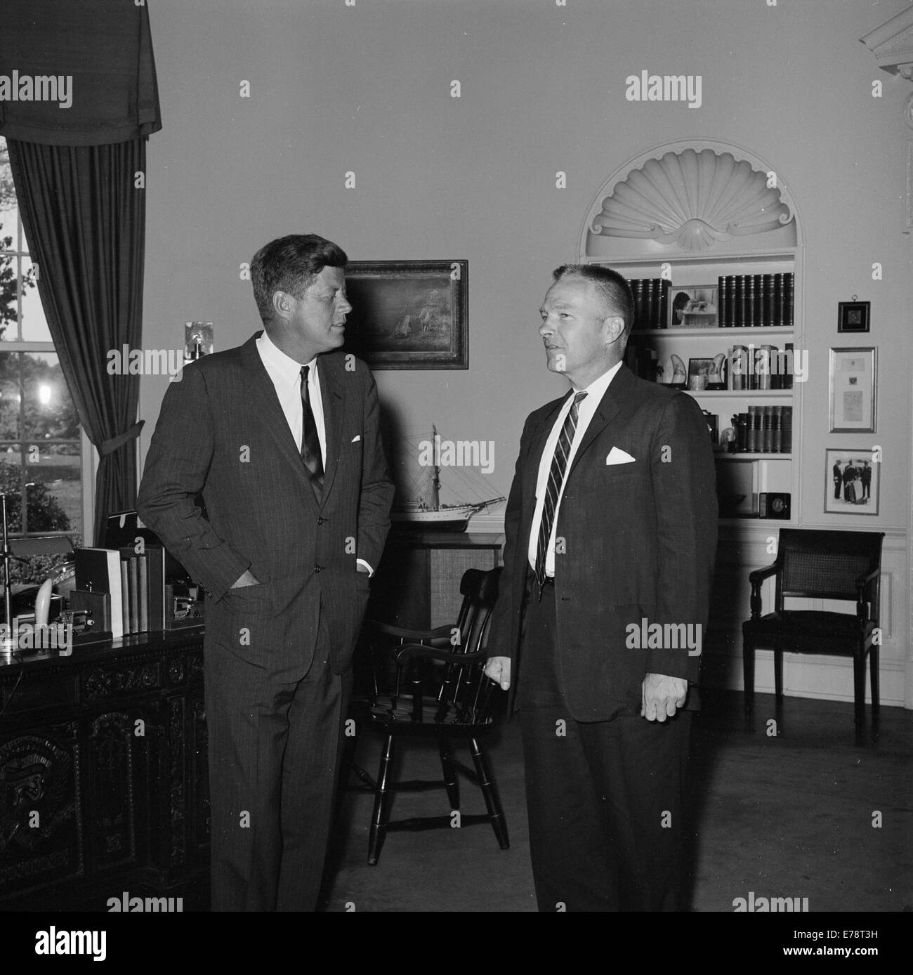 Le président John F. Kennedy à l'employé de maison blanche Banque D'Images