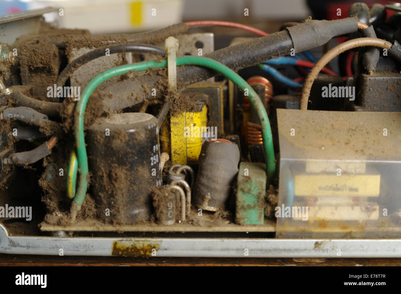 Ancien appareil électronique poussiéreux à l'intérieur Banque D'Images