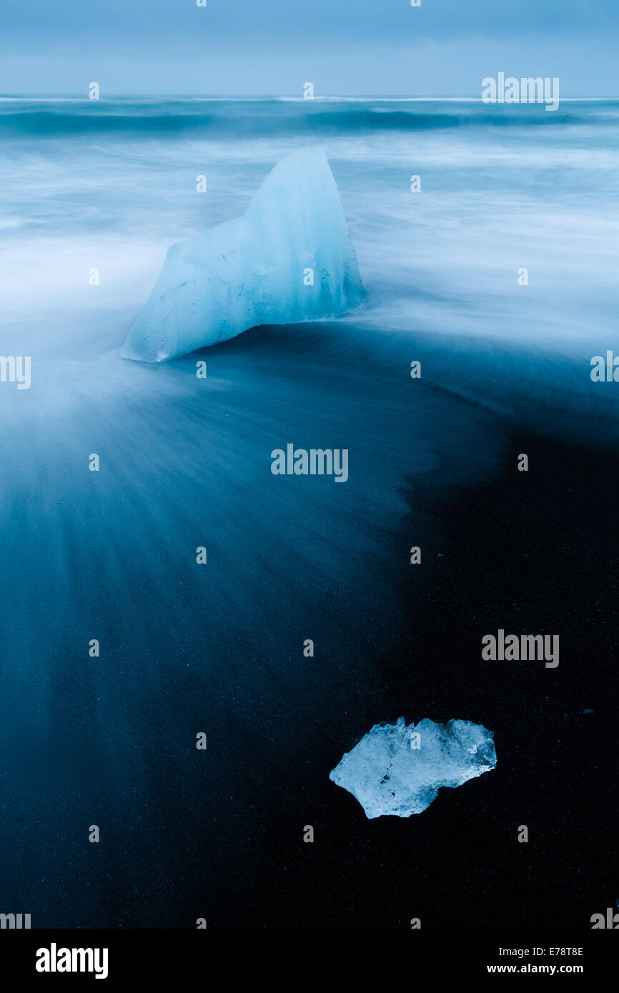 De la glace sur la plage de sable noir à l'Est de l'Islande, Jökulsárlón Banque D'Images