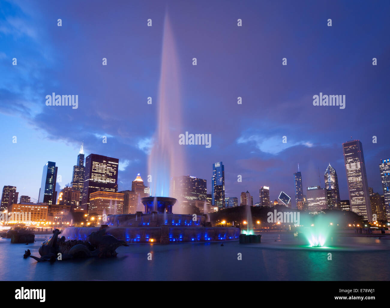 Vue de la fontaine de Buckingham, de nuit, à Grant Park avec l'horizon de Chicago dans l'arrière-plan. Banque D'Images