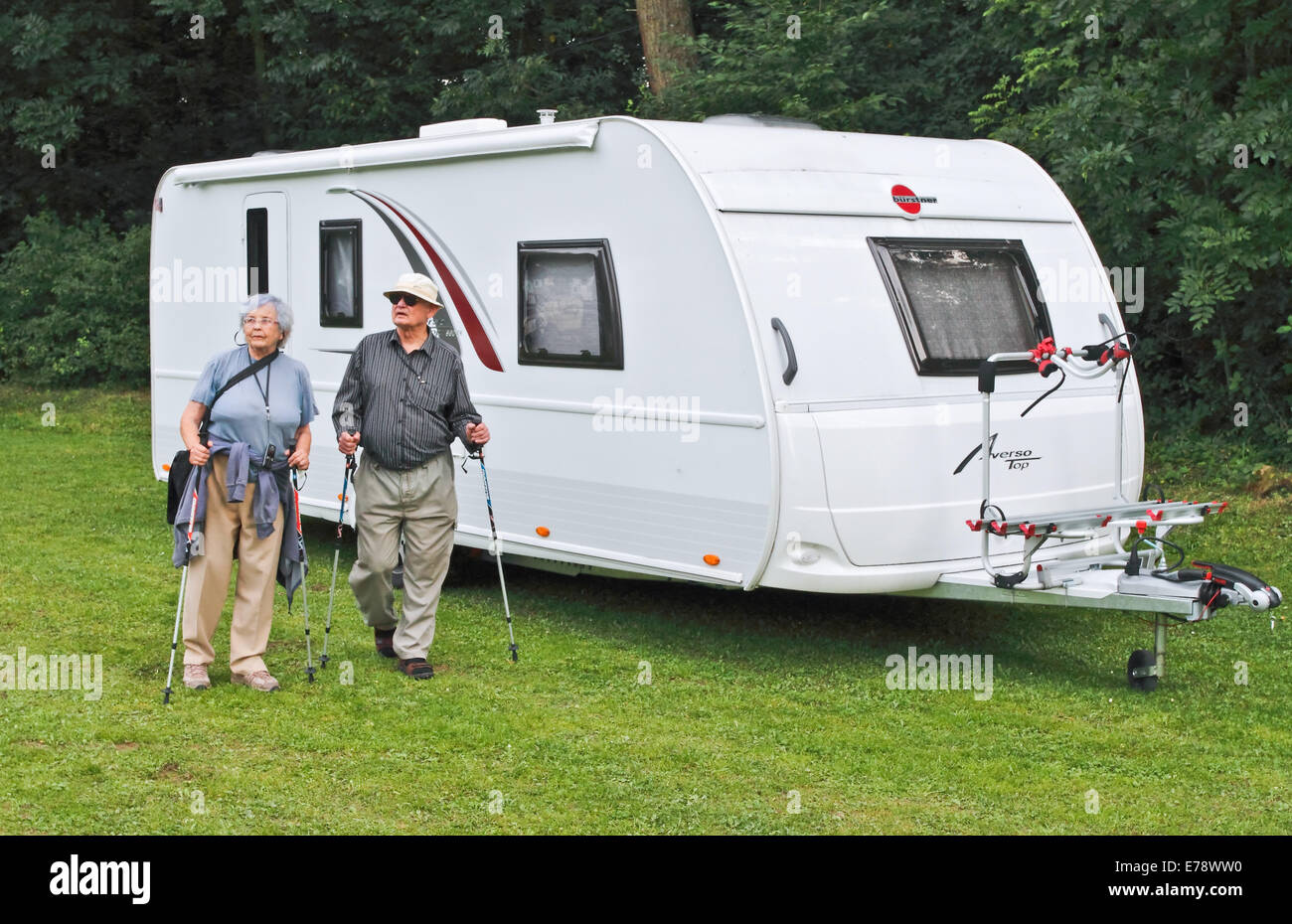 Couple et sa caravane Banque D'Images