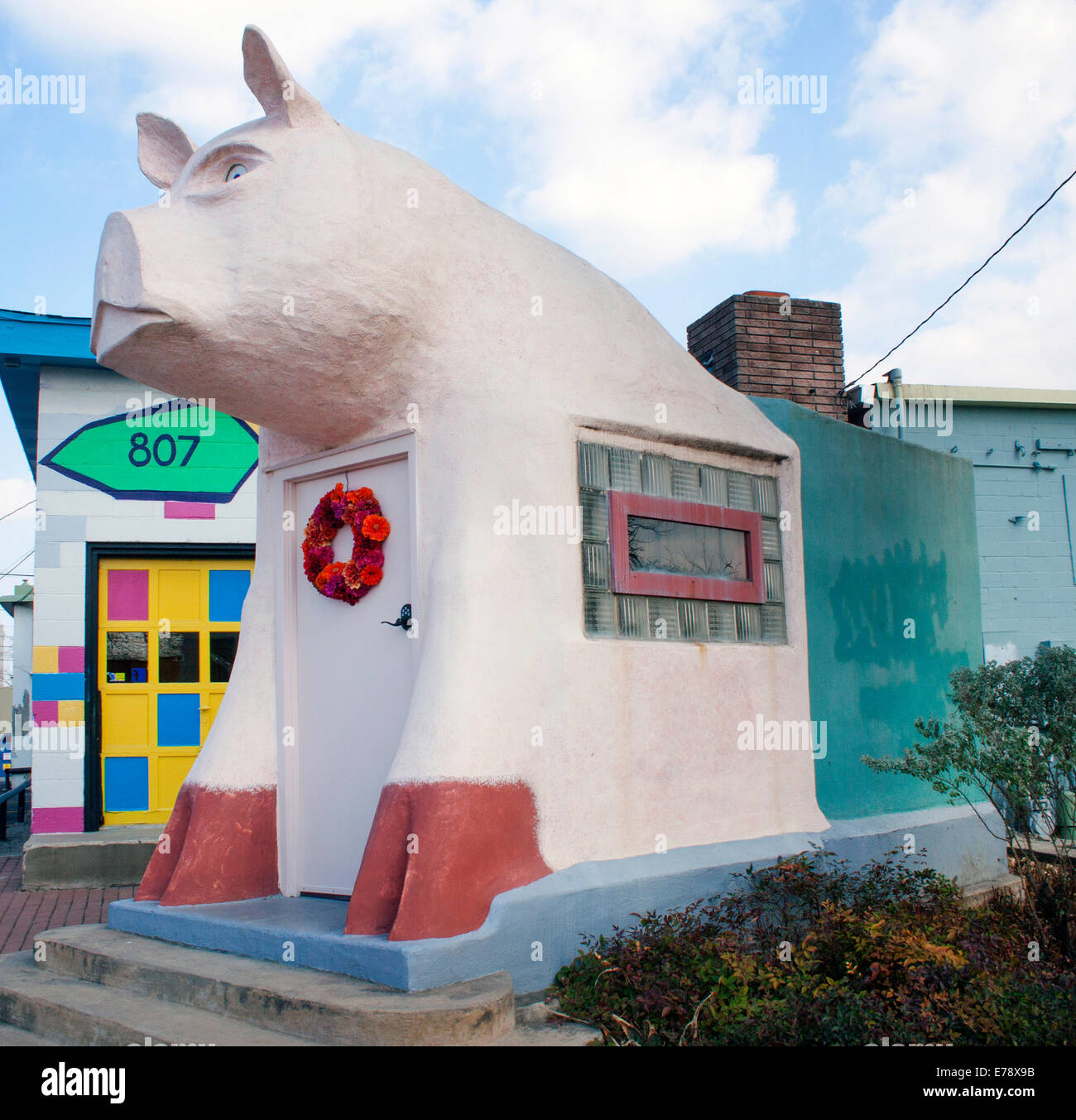 Un stand de hot-dogs fantaisiste en forme de cochon à San Antonio, Texas, sert du charme au bord de la route et de savoureux en-cas avec un côté original de l'amusement Americana. Banque D'Images