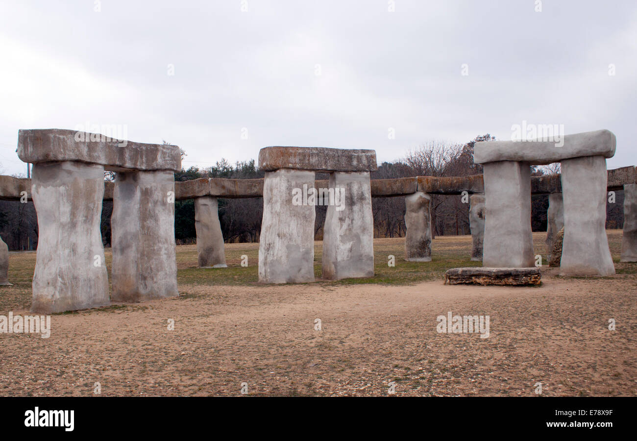 Les répliques de Easter Island Head et de Stonehenge à Ingram, au Texas, apportent des mystères antiques emblématiques à la Texas Hill Country dans une attraction en bord de route Banque D'Images